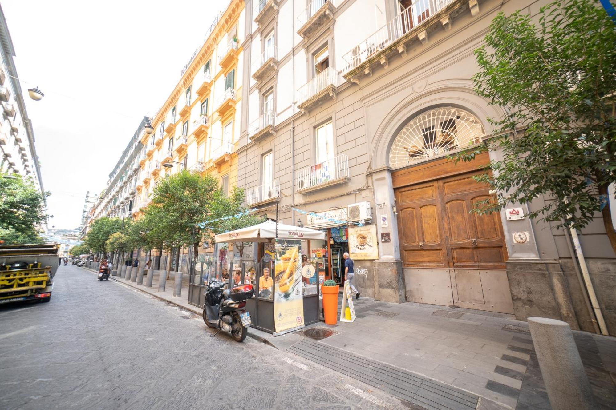 Apartamento Il Duomo A Due Passi Nápoles Exterior foto